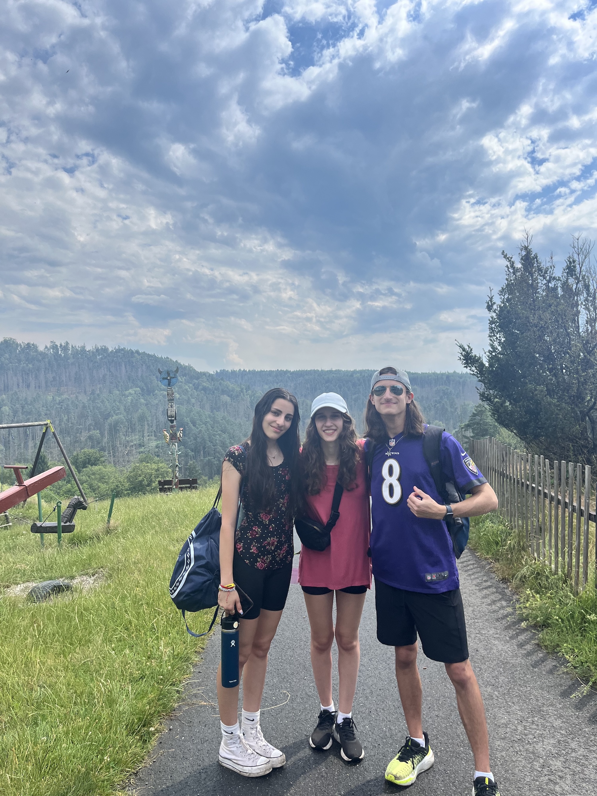 Un grupo de personas sonriendo al aire libre