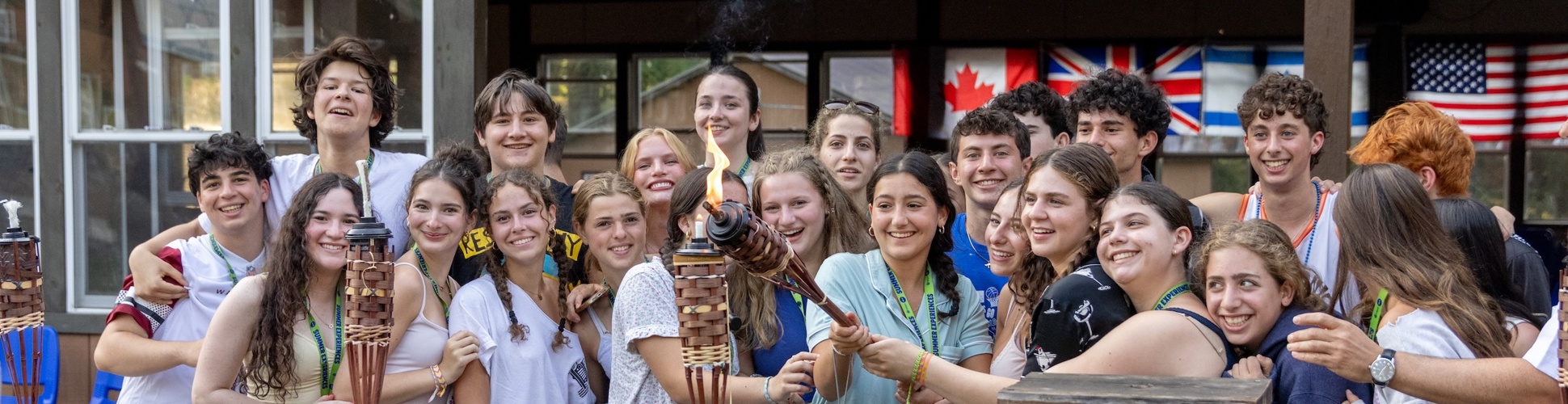 Un grupo de jóvenes de diferentes orígenes sonriendo en un evento comunitario