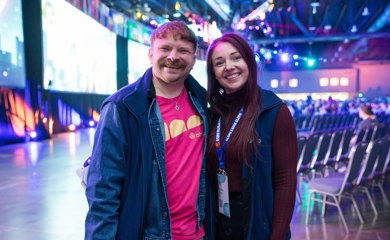 Un grupo de tres padres sonrientes en un evento comunitario