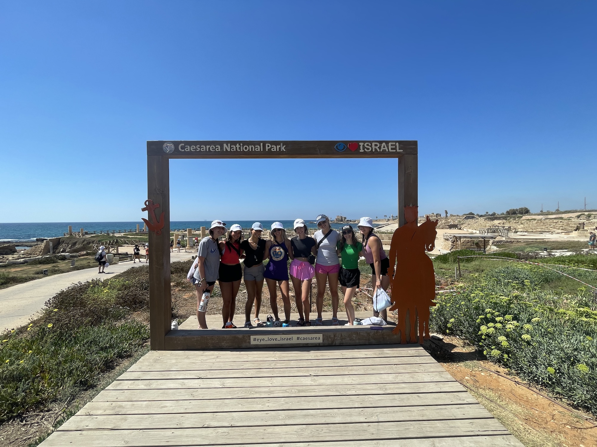Un grupo de personas sonriendo al aire libre