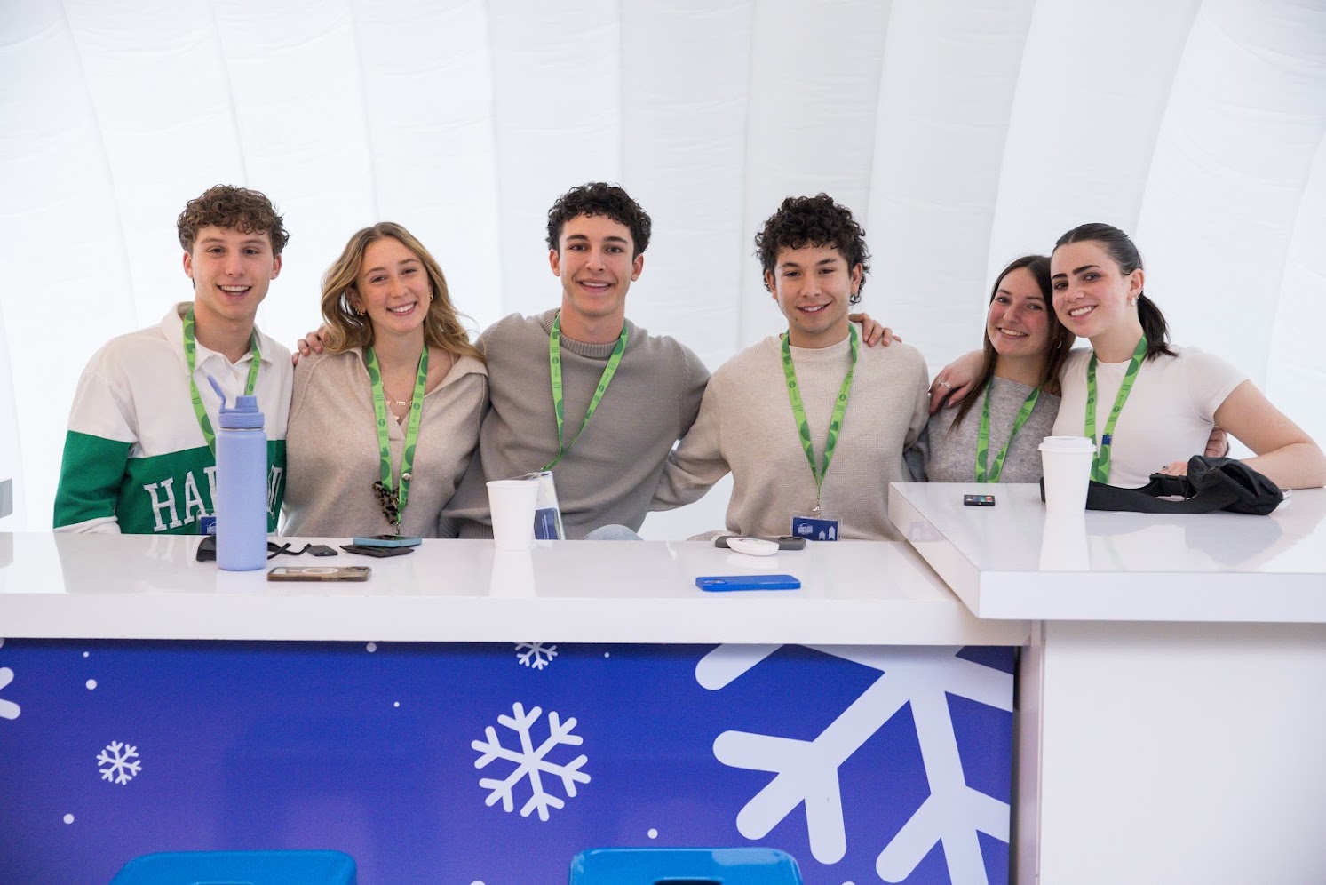 Grupo de jóvenes diversos sonriendo en un evento comunitario