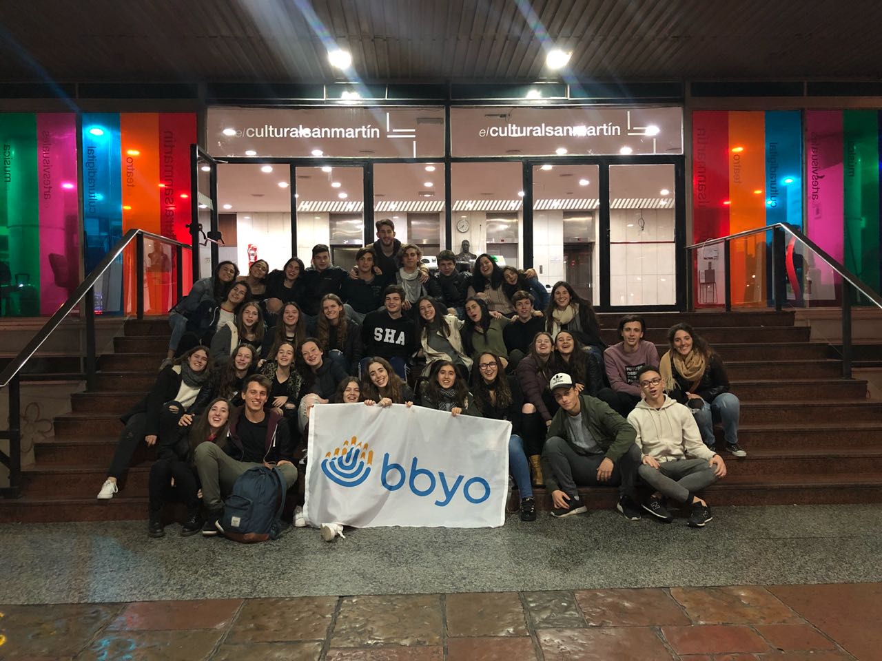 Un grupo de personas celebrando en el escenario