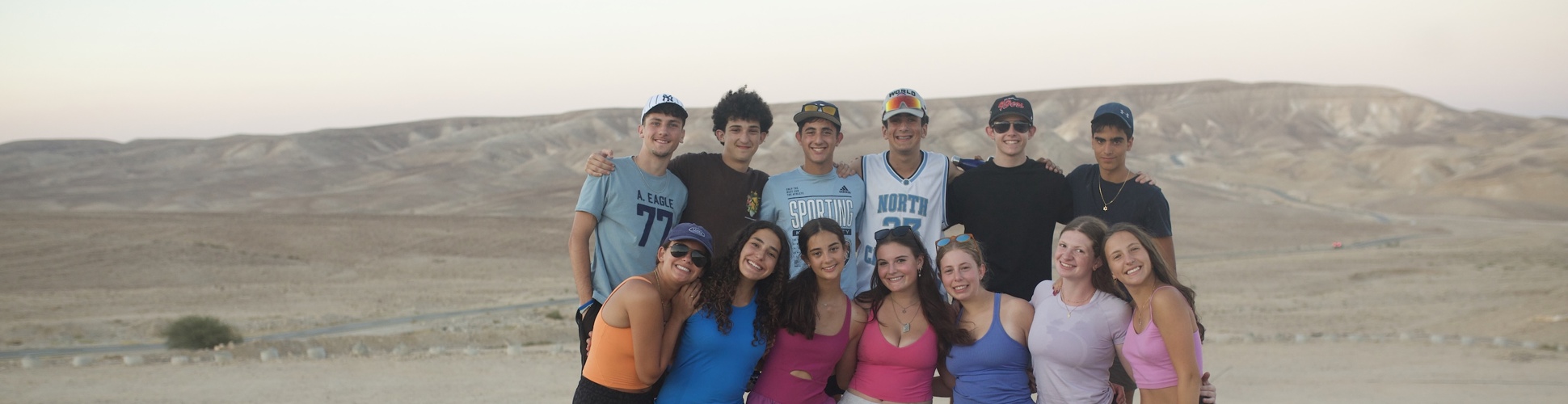 Un grupo de jóvenes de diferentes orígenes sonriendo en un evento comunitario