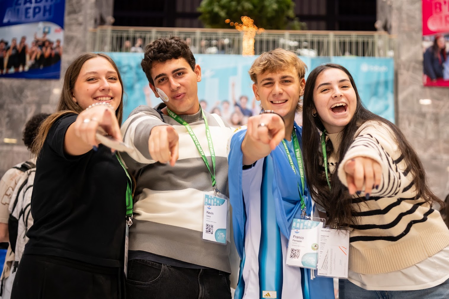 Un grupo de jóvenes de diferentes orígenes sonriendo en un evento comunitario