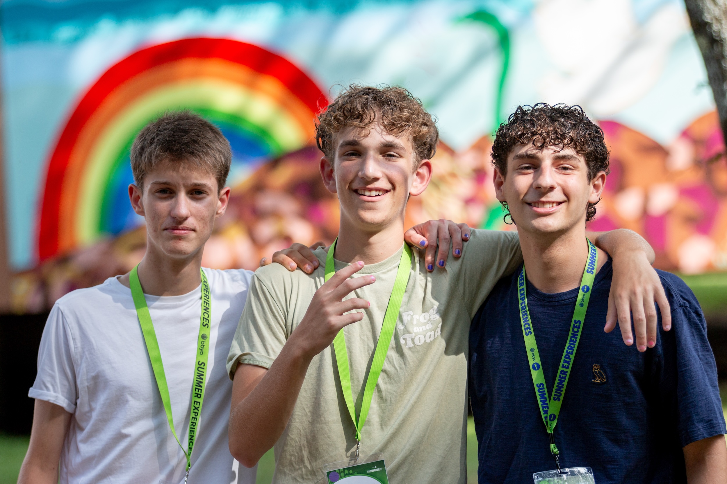 Un grupo de personas sonriendo al aire libre