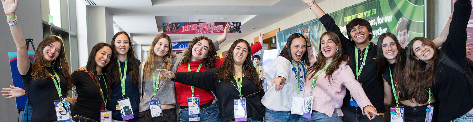Un grupo de jóvenes de diferentes orígenes sonriendo en un evento comunitario