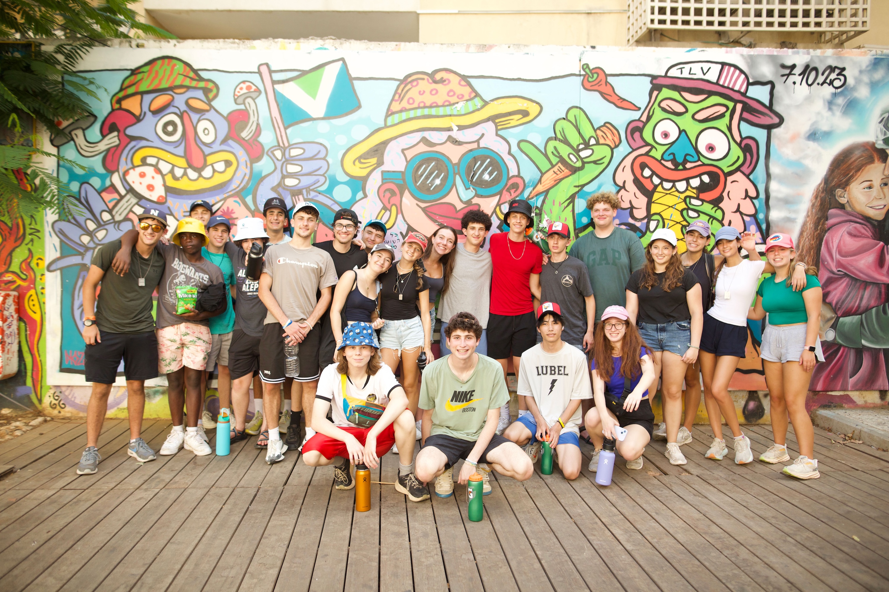 Un grupo de jóvenes de diferentes orígenes sonriendo en un evento comunitario