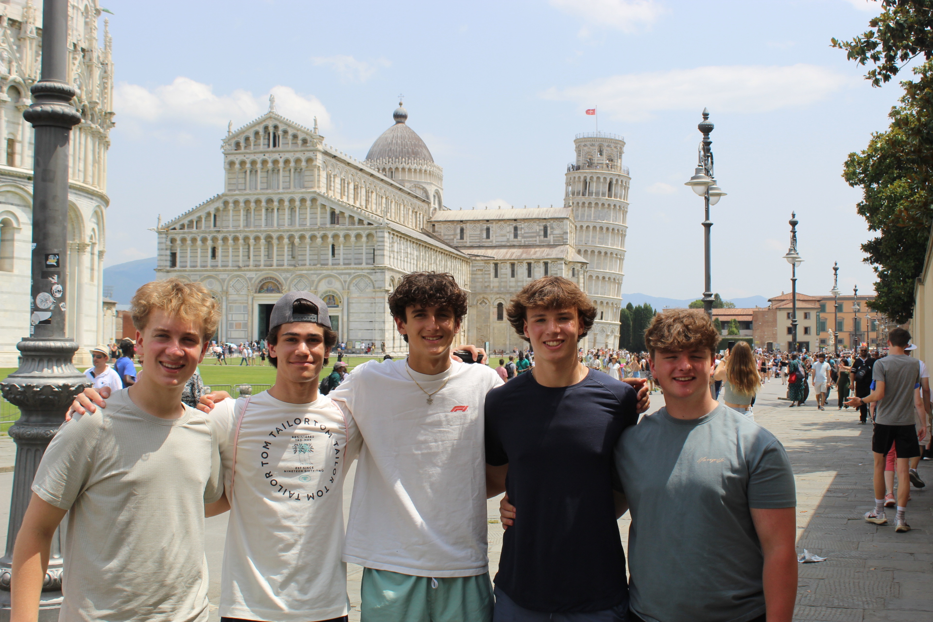 Un grupo de personas sonriendo al aire libre