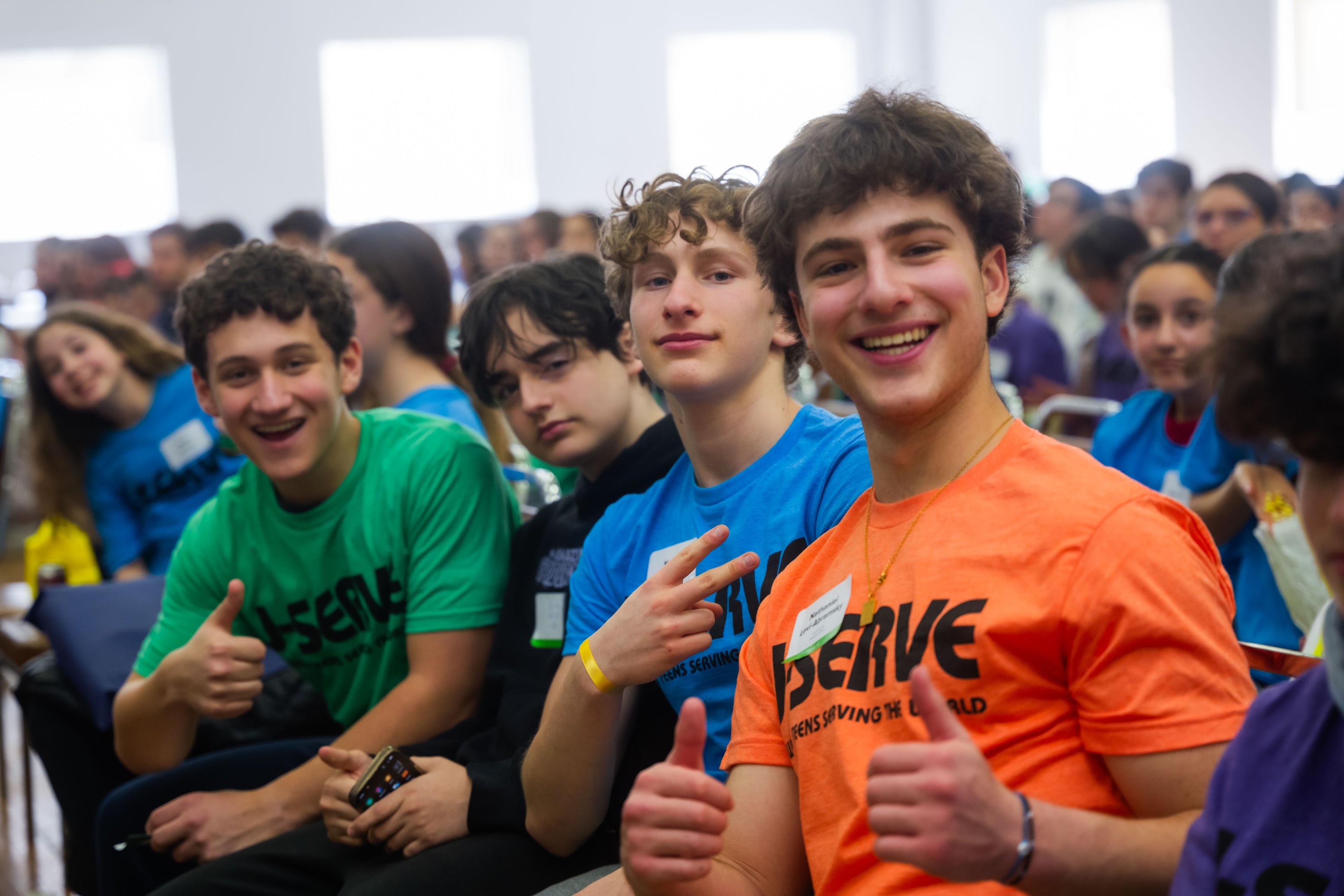 Grupo de jóvenes diversos sonriendo en un evento comunitario