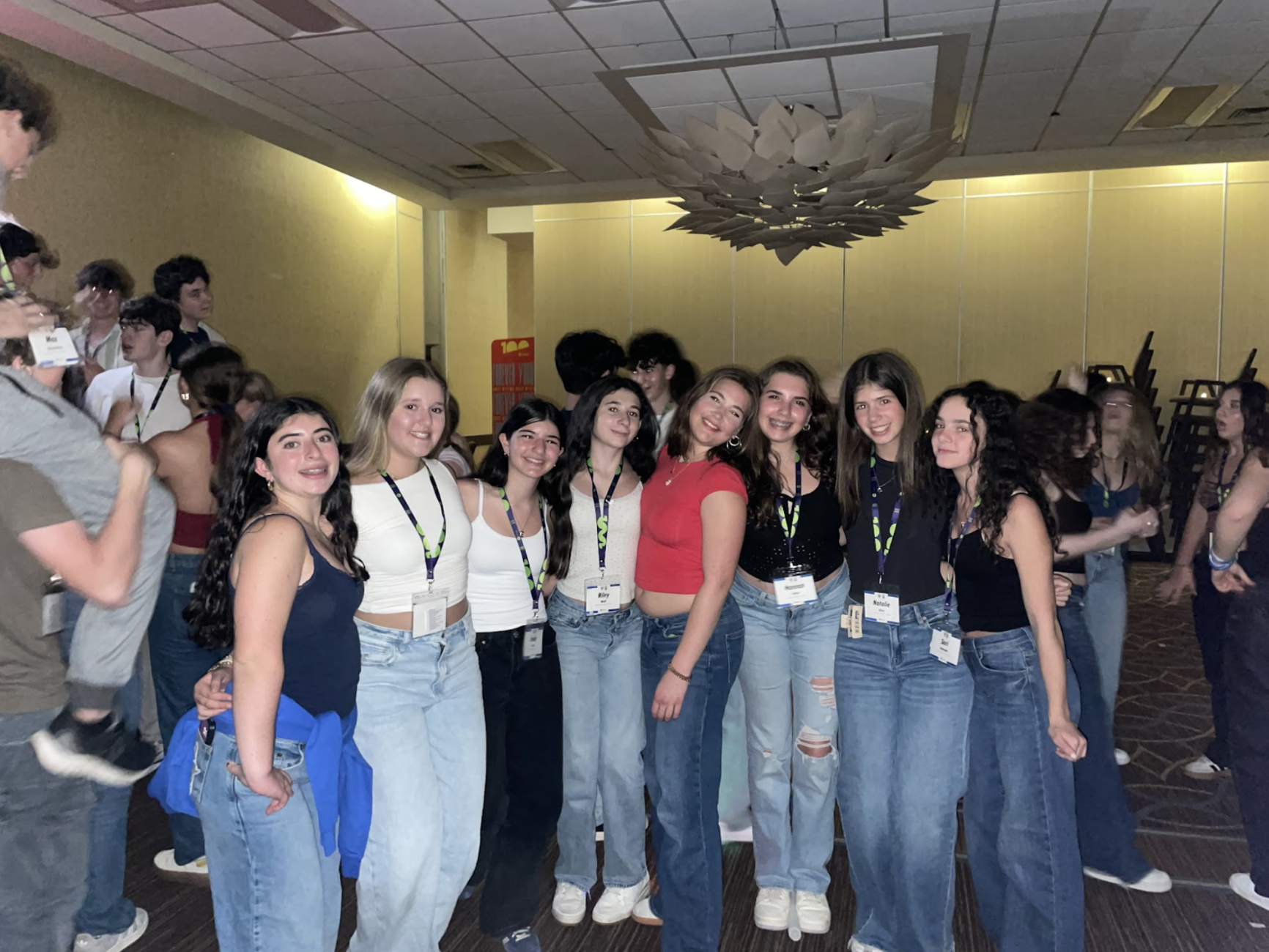 Un grupo de personas celebrando en el escenario