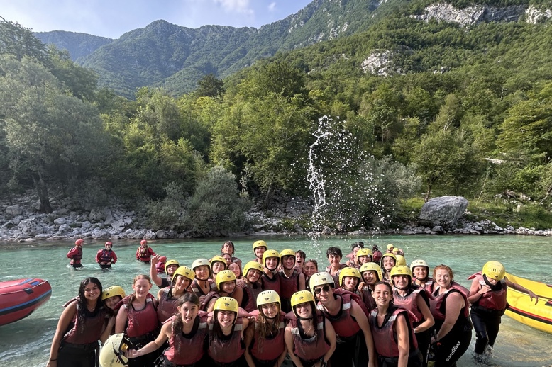Un grupo de personas sonriendo al aire libre