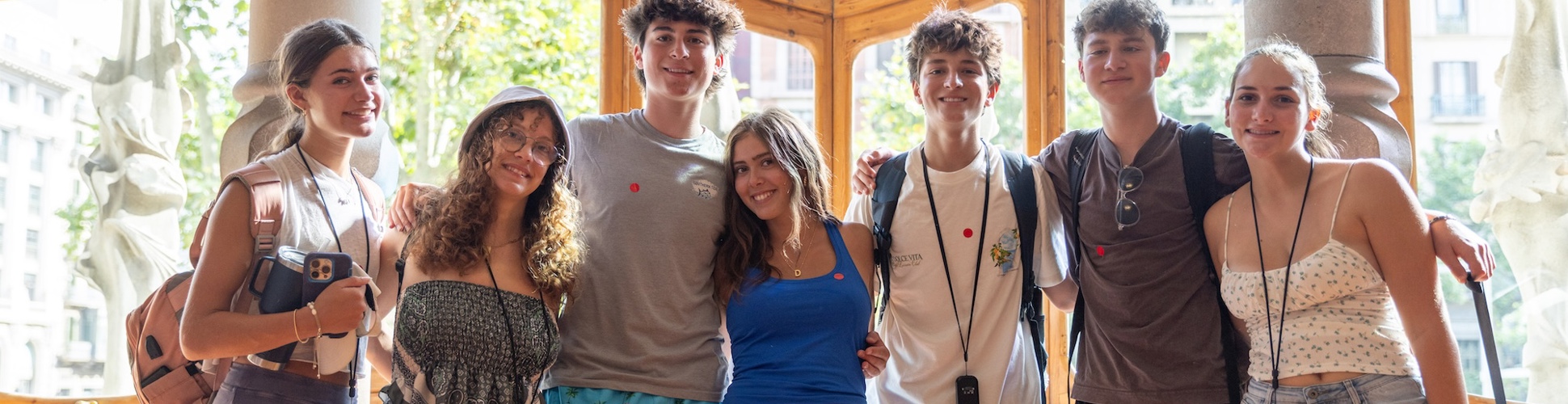 Un grupo de jóvenes de diferentes orígenes sonriendo en un evento comunitario