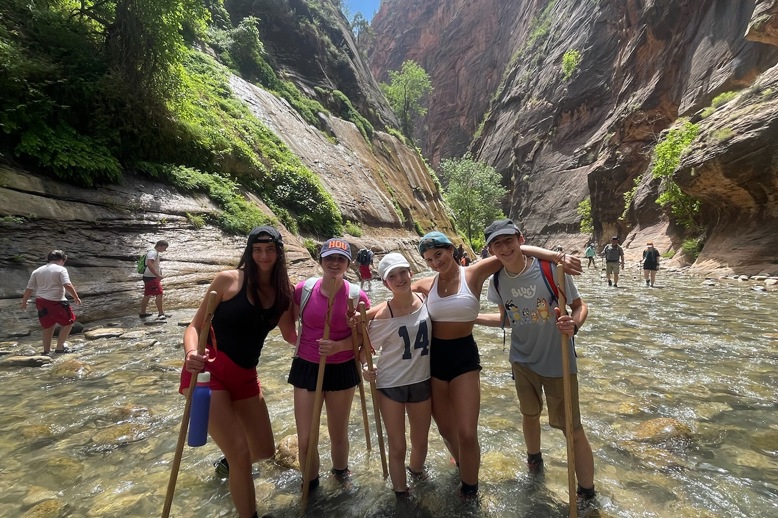 Un grupo de personas sonriendo al aire libre