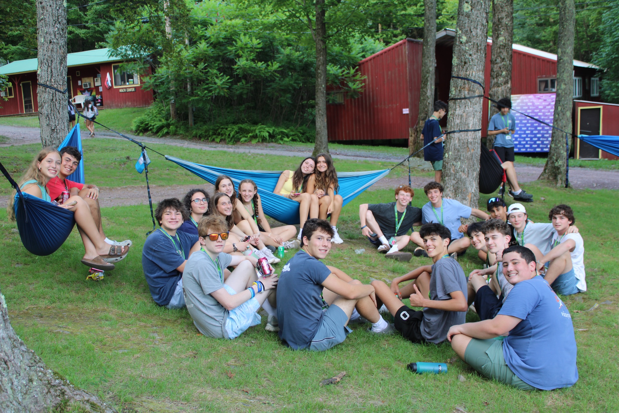 Un grupo de personas sonriendo al aire libre
