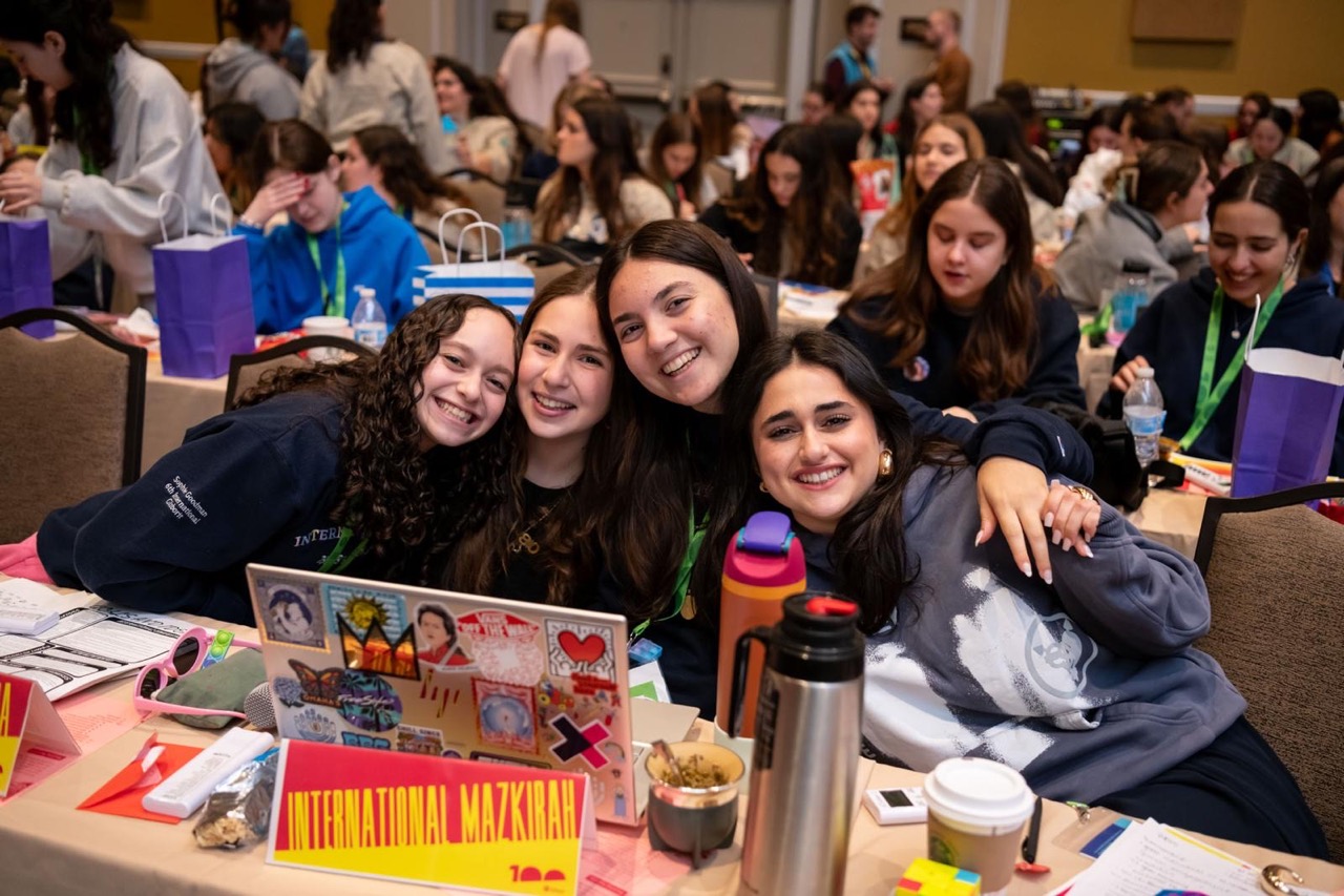 Un grupo de personas celebrando en el escenario