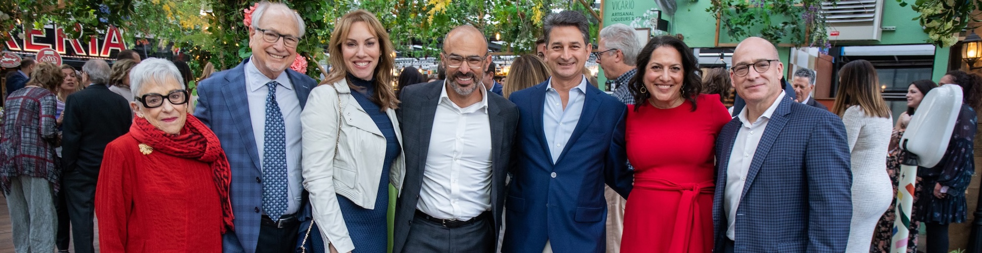 Un grupo de jóvenes de diferentes orígenes sonriendo en un evento comunitario