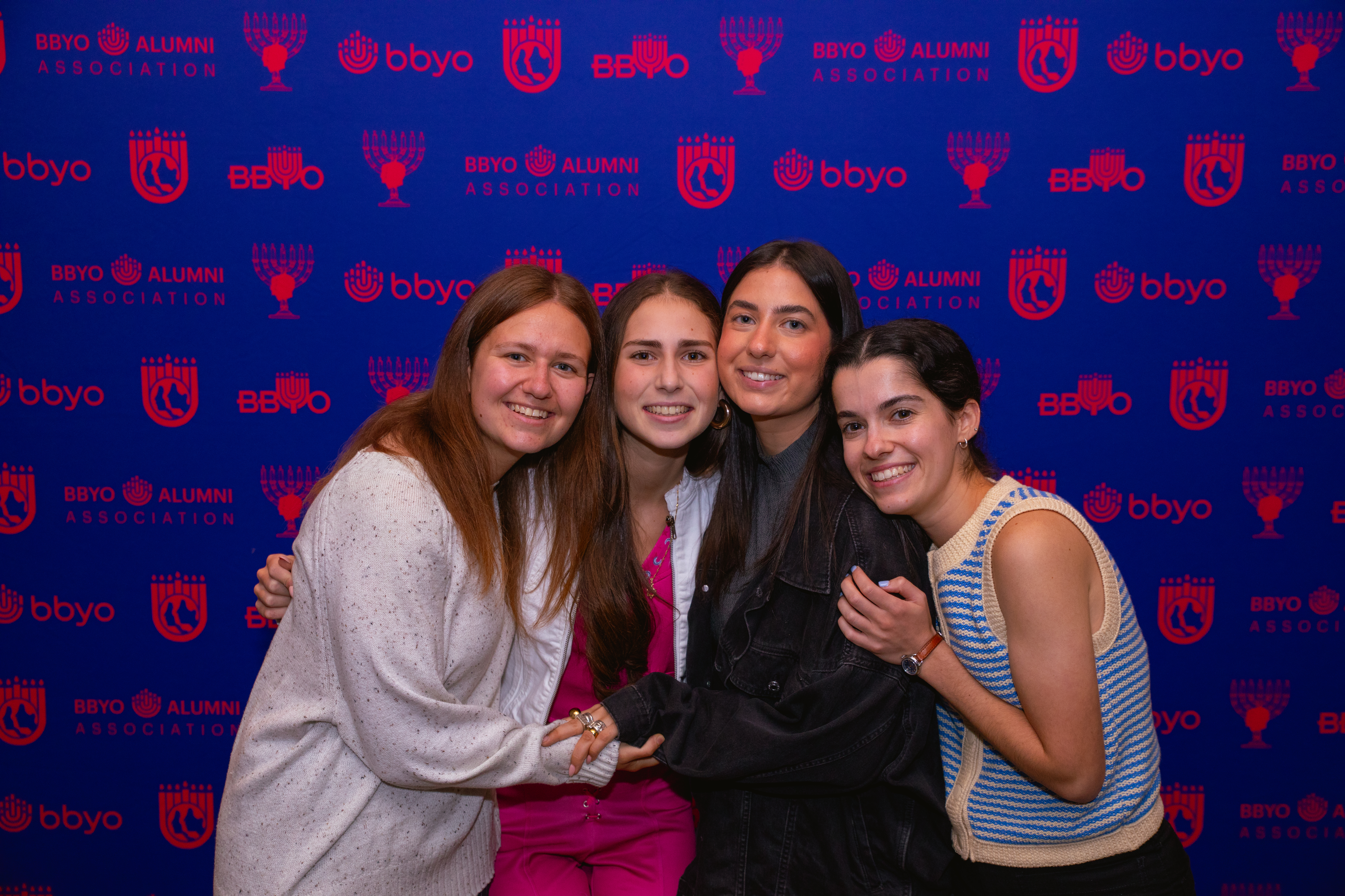 Un grupo de personas celebrando en el escenario