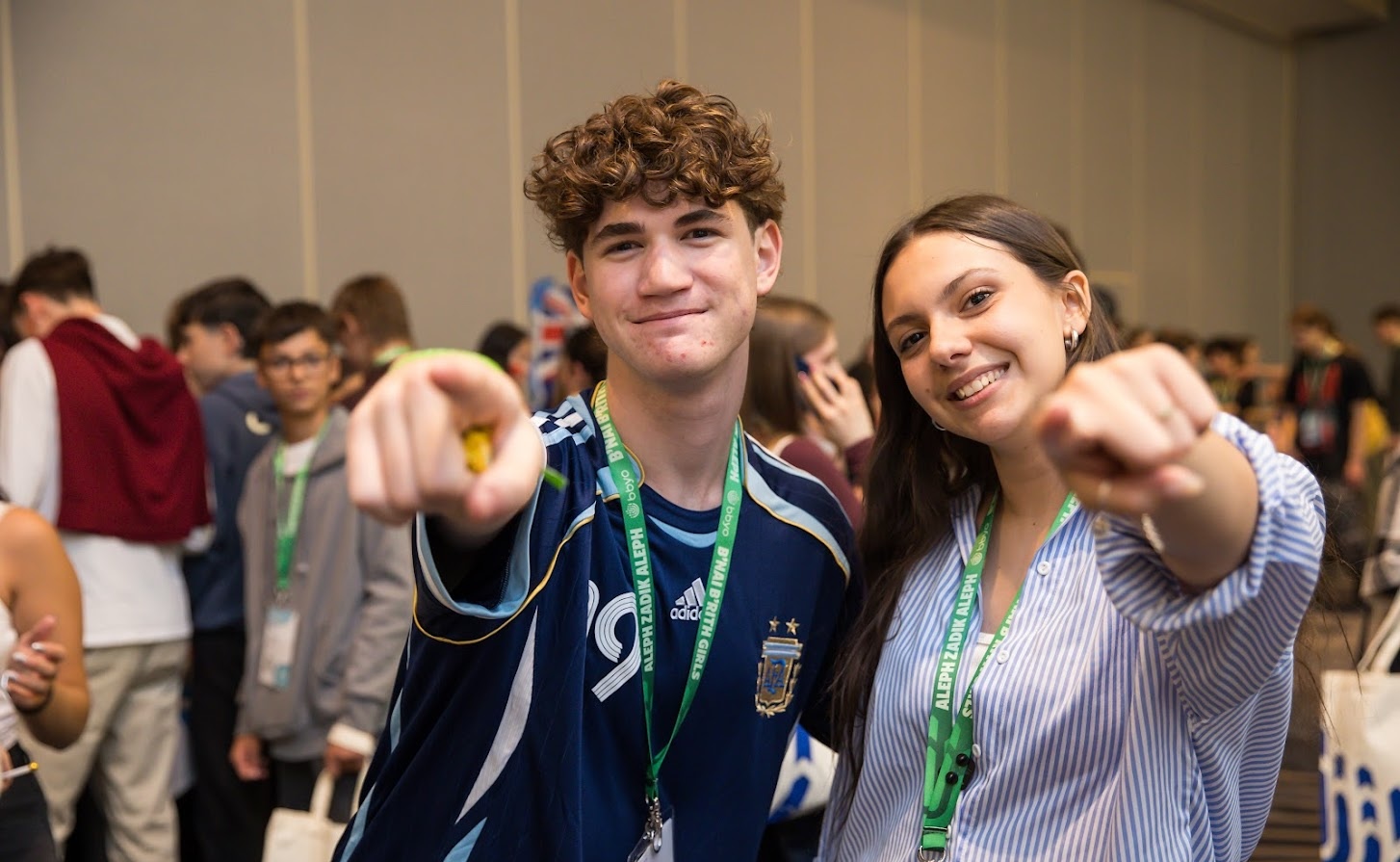 Un grupo de jóvenes de diferentes orígenes sonriendo en un evento comunitario
