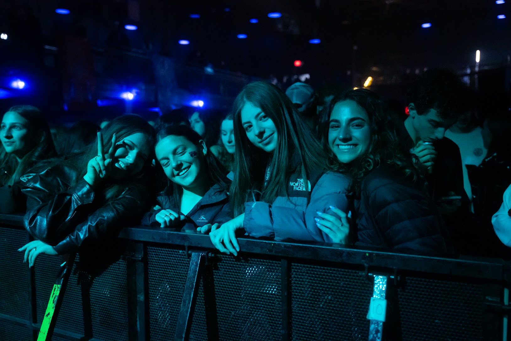 Un grupo de jóvenes de diferentes orígenes sonriendo en un evento comunitario
