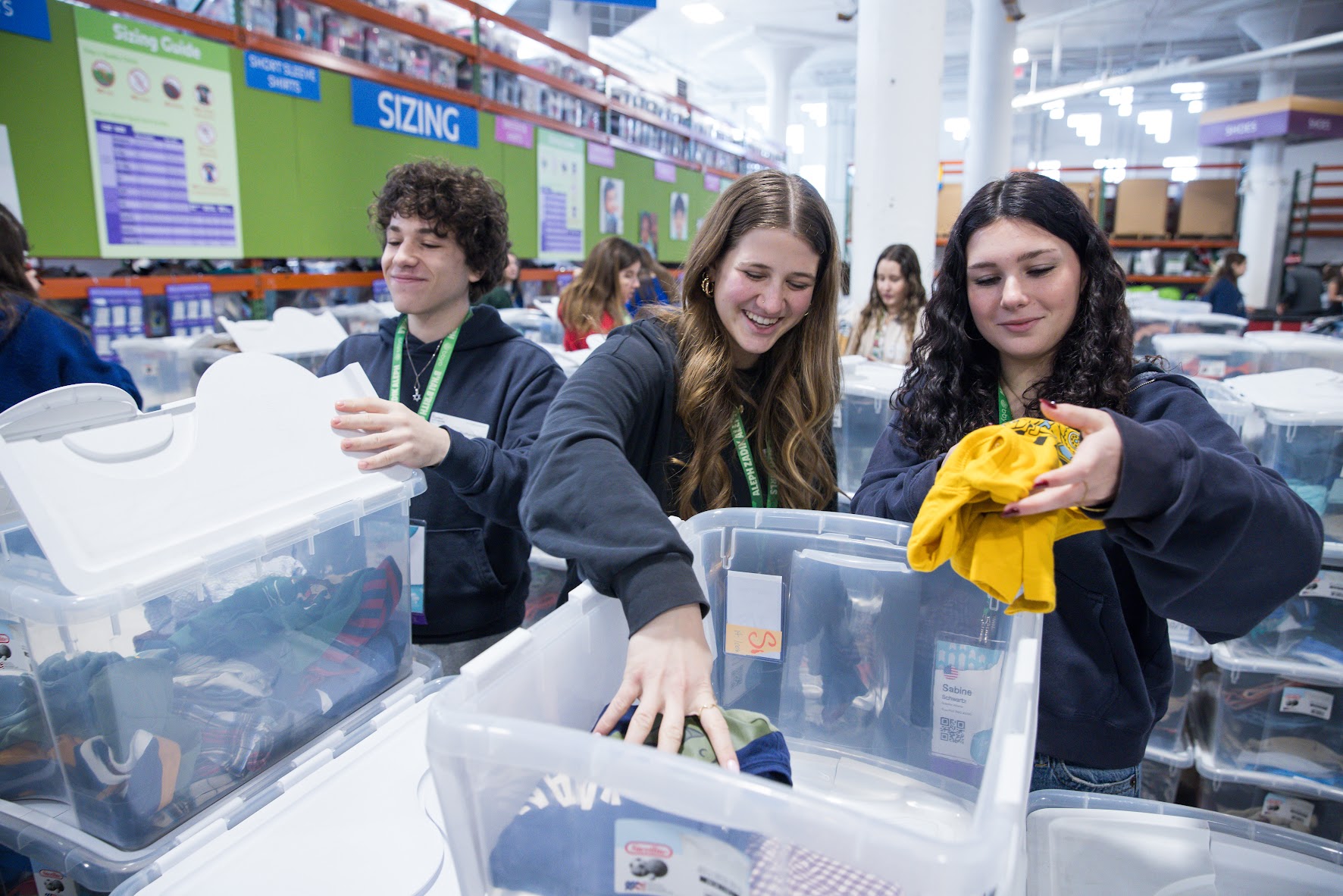 Un grupo de jóvenes de diferentes orígenes sonriendo en un evento comunitario