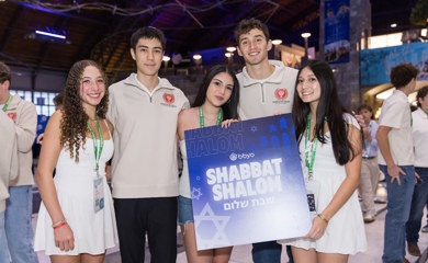 Grupo de tres padres sonrientes en un evento comunitario