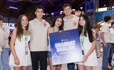 Un grupo de tres padres sonrientes en un evento comunitario
