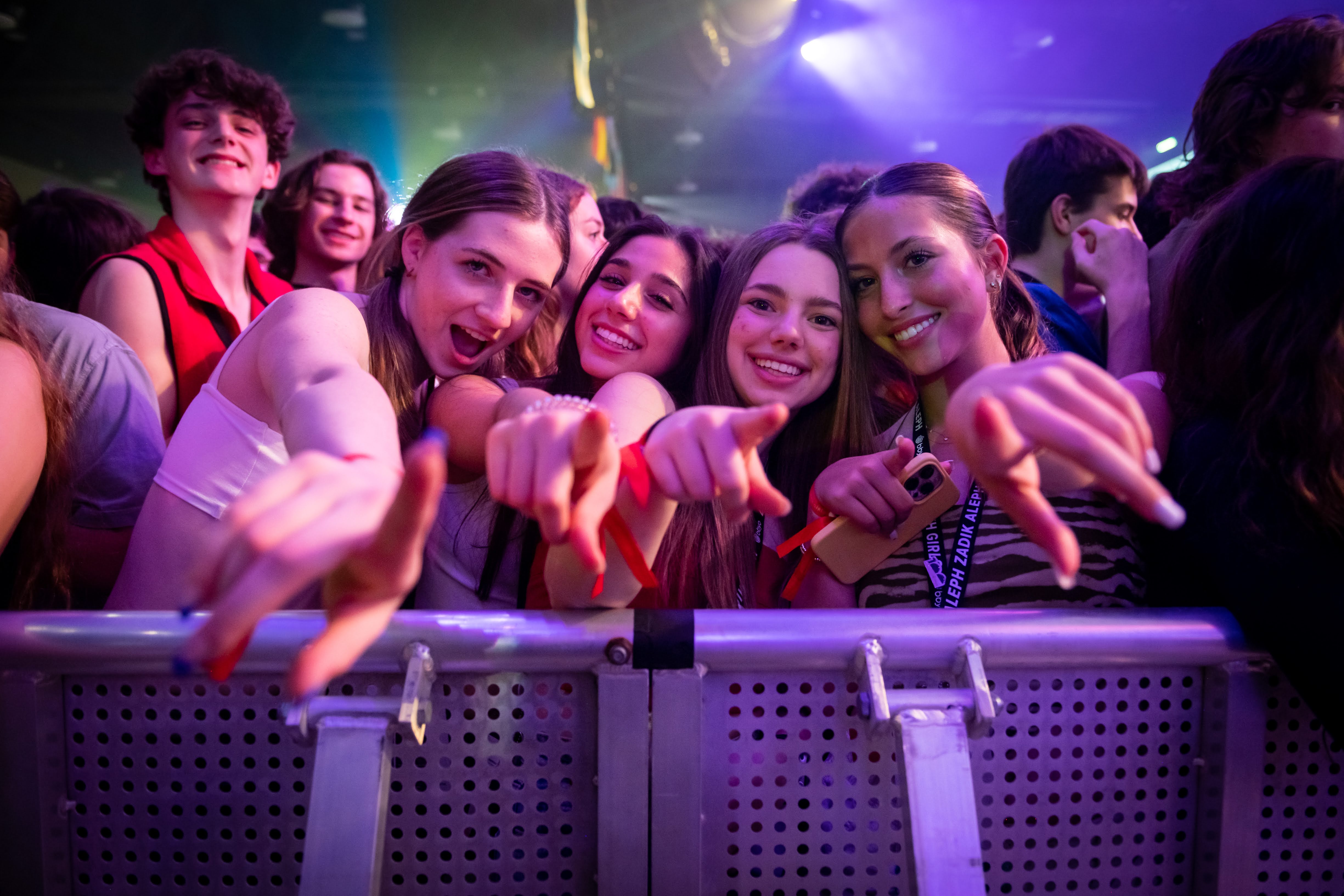 Un grupo de personas celebrando en el escenario