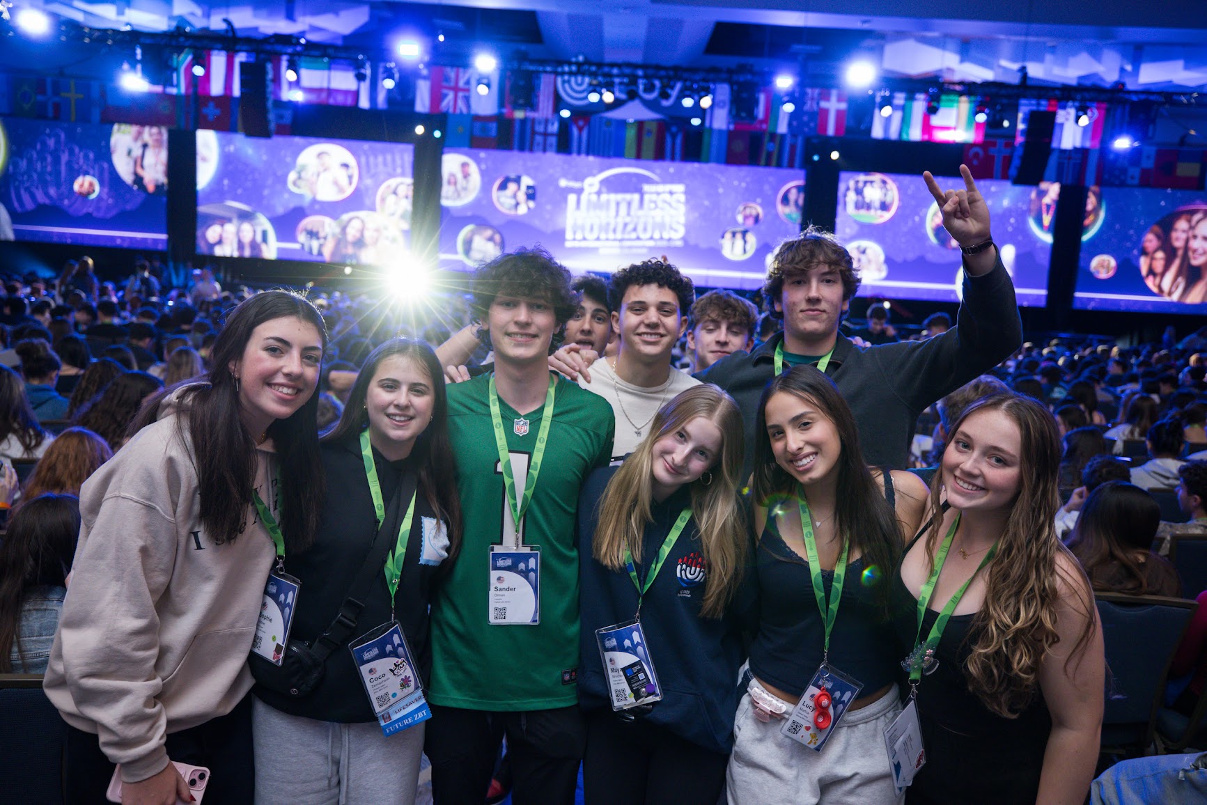 Un grupo de personas celebrando en el escenario