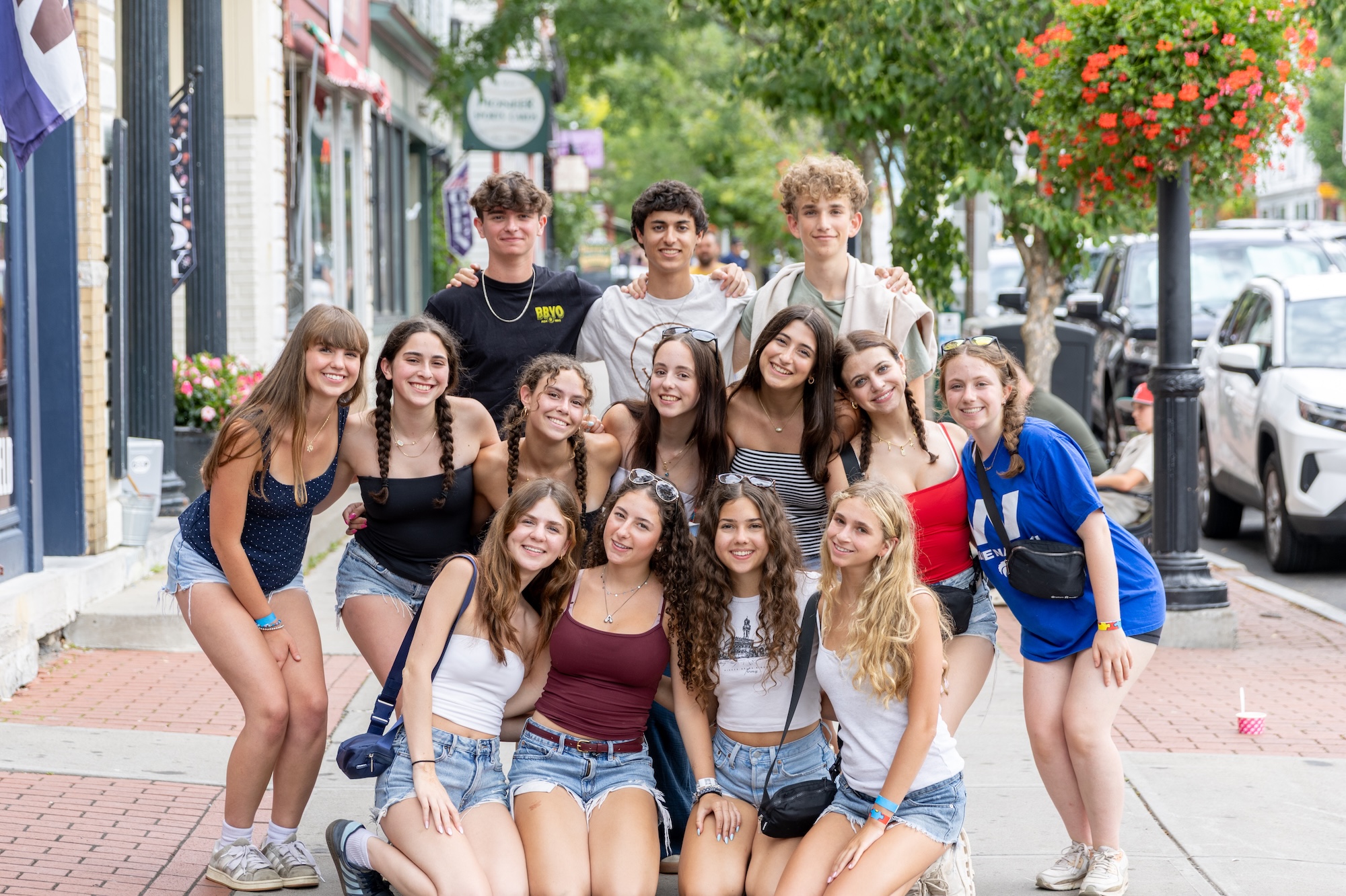 Un grupo de personas sonriendo al aire libre