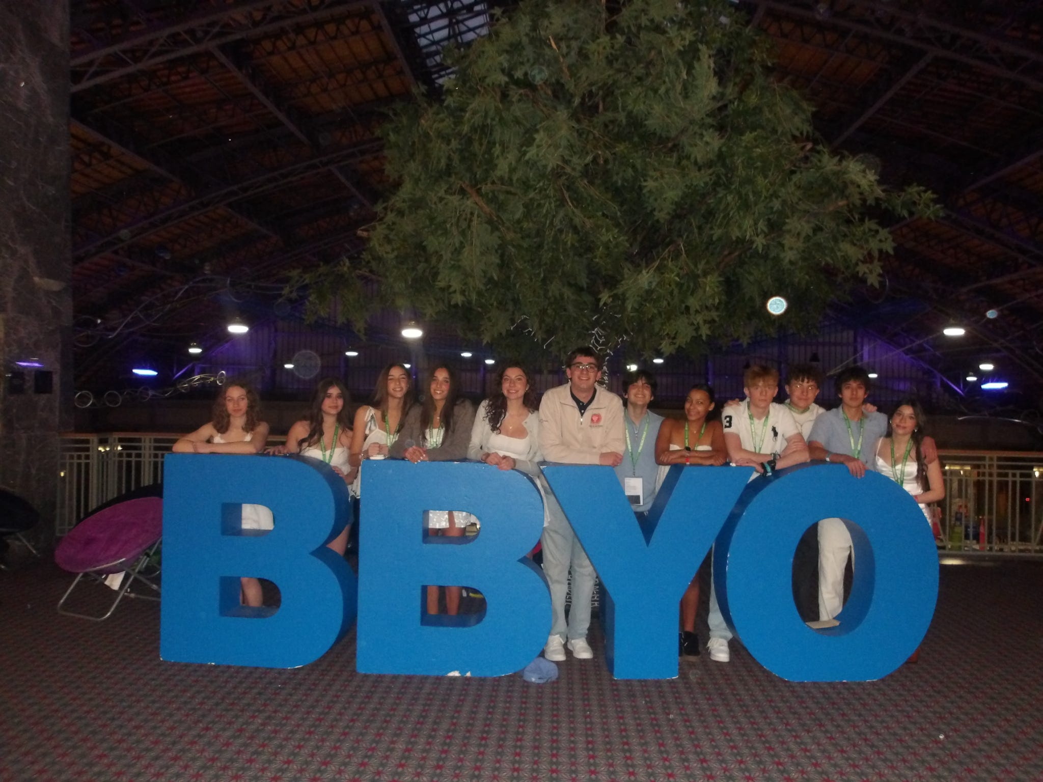 Un grupo de personas celebrando en el escenario