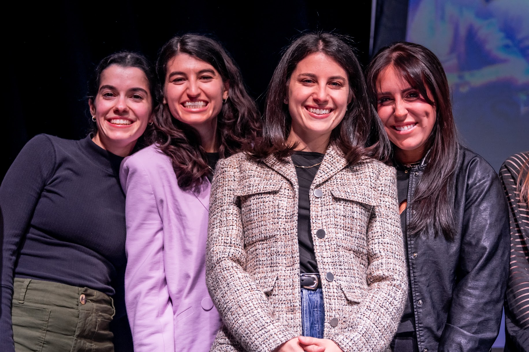 Un grupo de personas sonriendo al aire libre