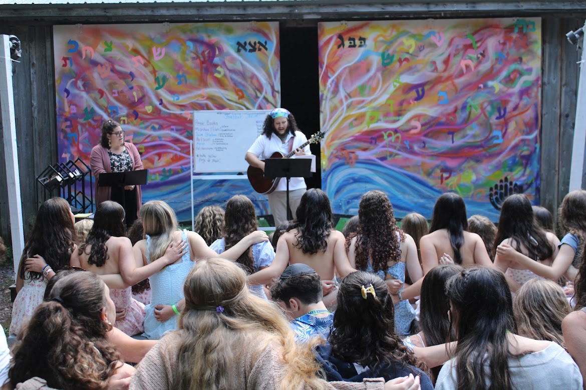 Un grupo de personas celebrando en el escenario