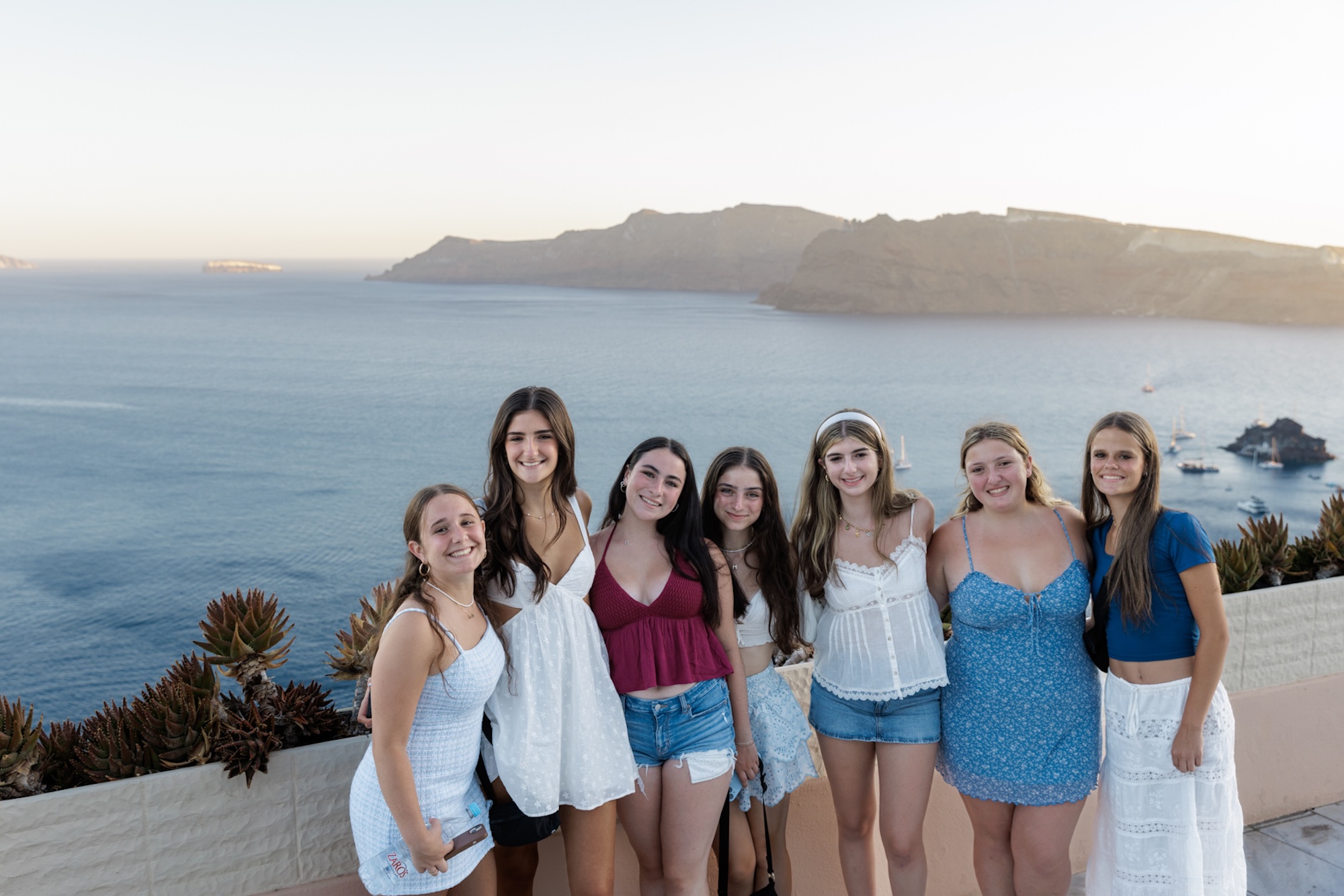 Un grupo de personas sonriendo al aire libre