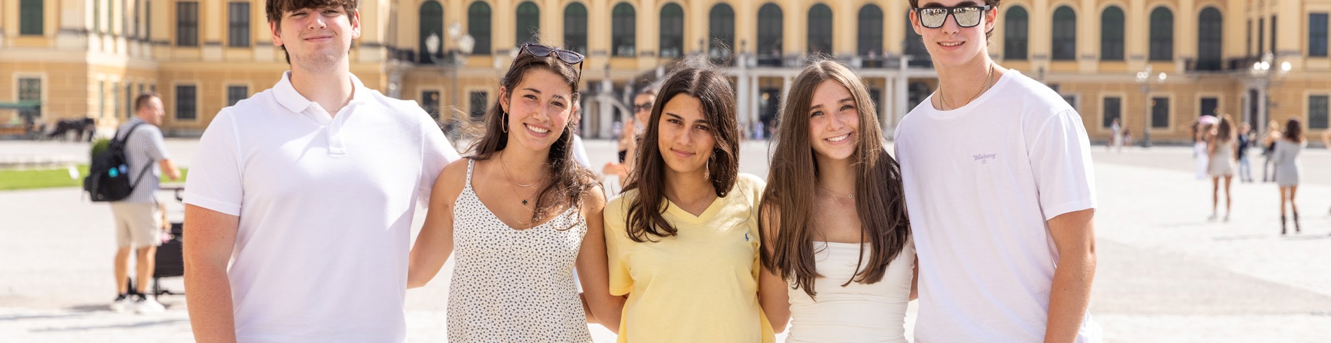 Un grupo de jóvenes de diferentes orígenes sonriendo en un evento comunitario