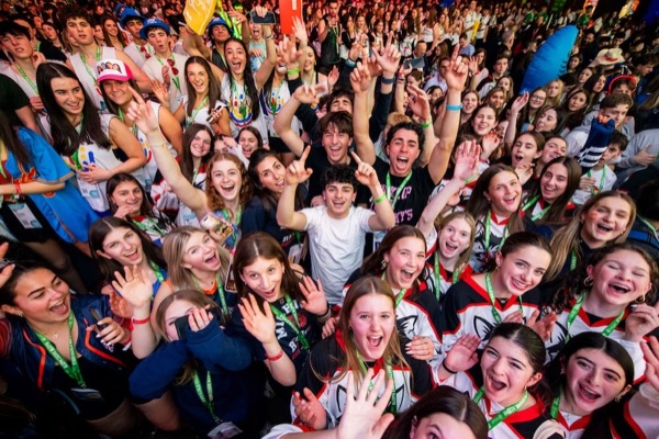 Celebración BBYO con confeti, luces y una multitud de asistentes