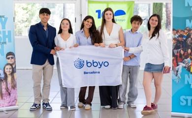 Grupo de tres padres sonrientes en un evento comunitario