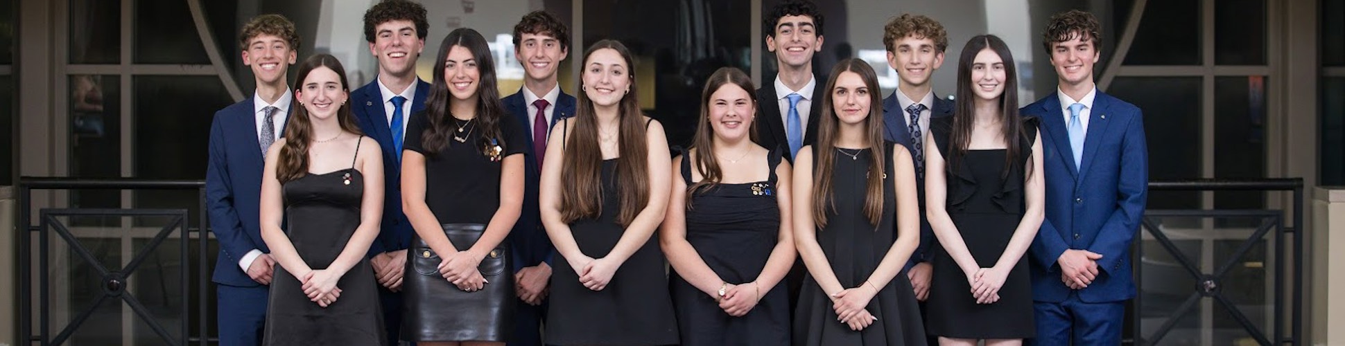 Un grupo de jóvenes de diferentes orígenes sonriendo en un evento comunitario