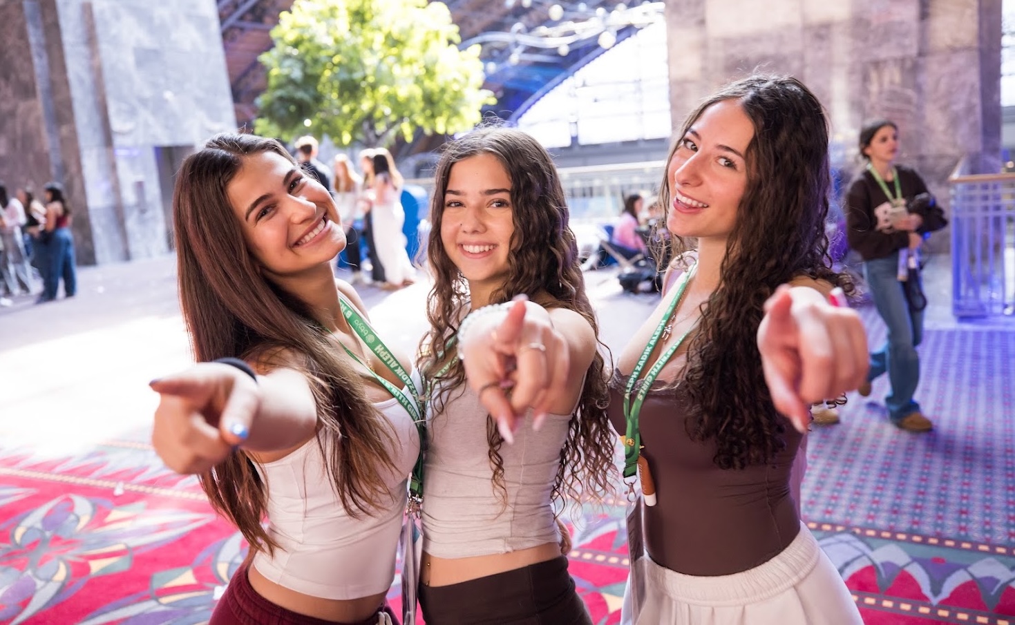 Un grupo de jóvenes de diferentes orígenes sonriendo en un evento comunitario