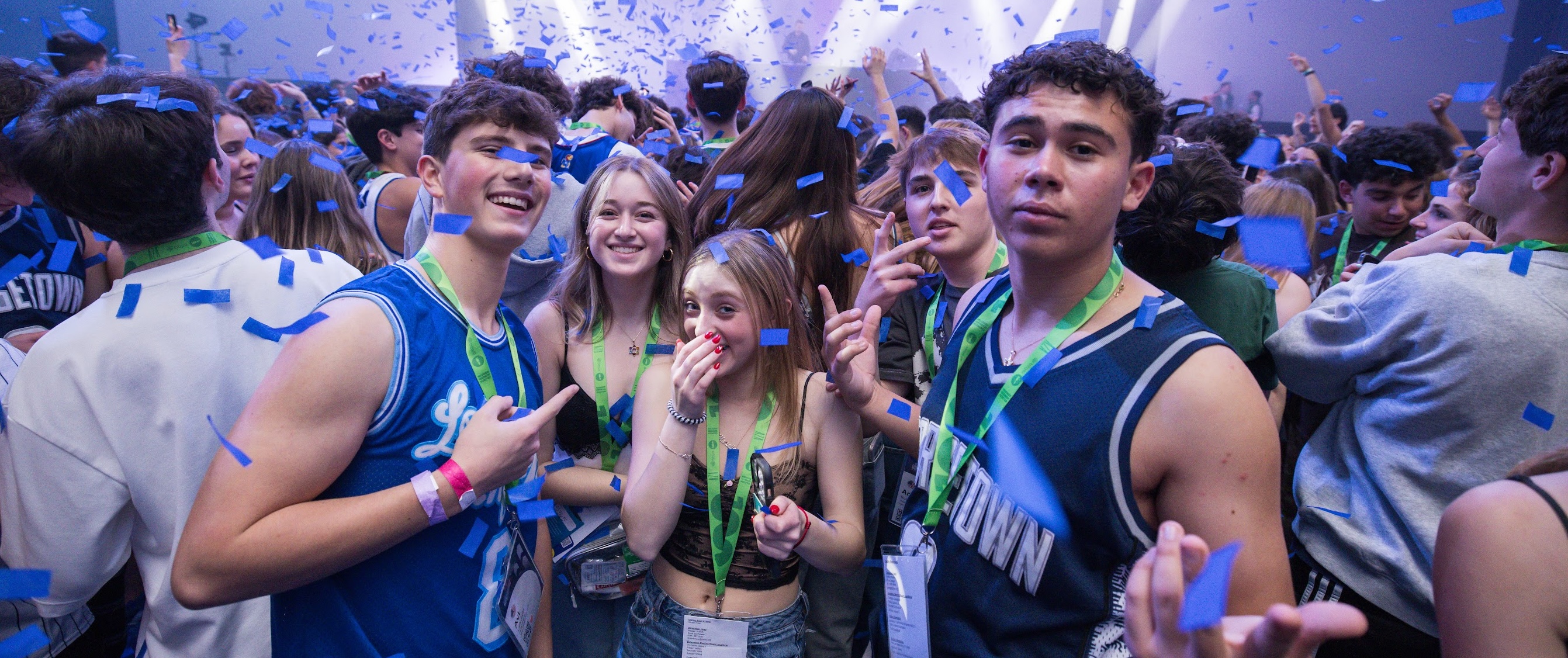 Un grupo de jóvenes de diferentes orígenes sonriendo en un evento comunitario