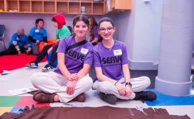 Grupo de tres padres sonrientes en un evento comunitario