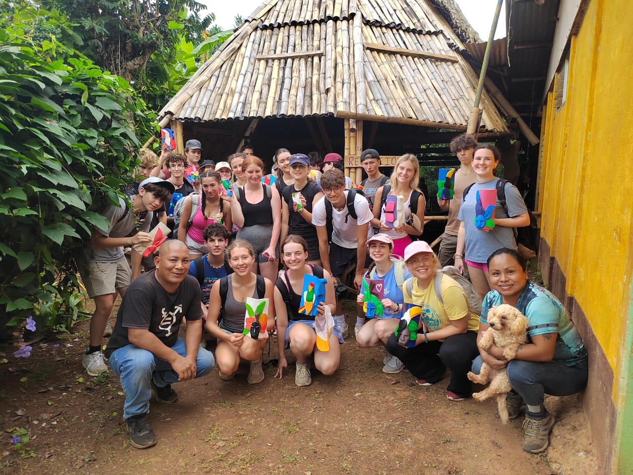 Un grupo de personas sonriendo al aire libre