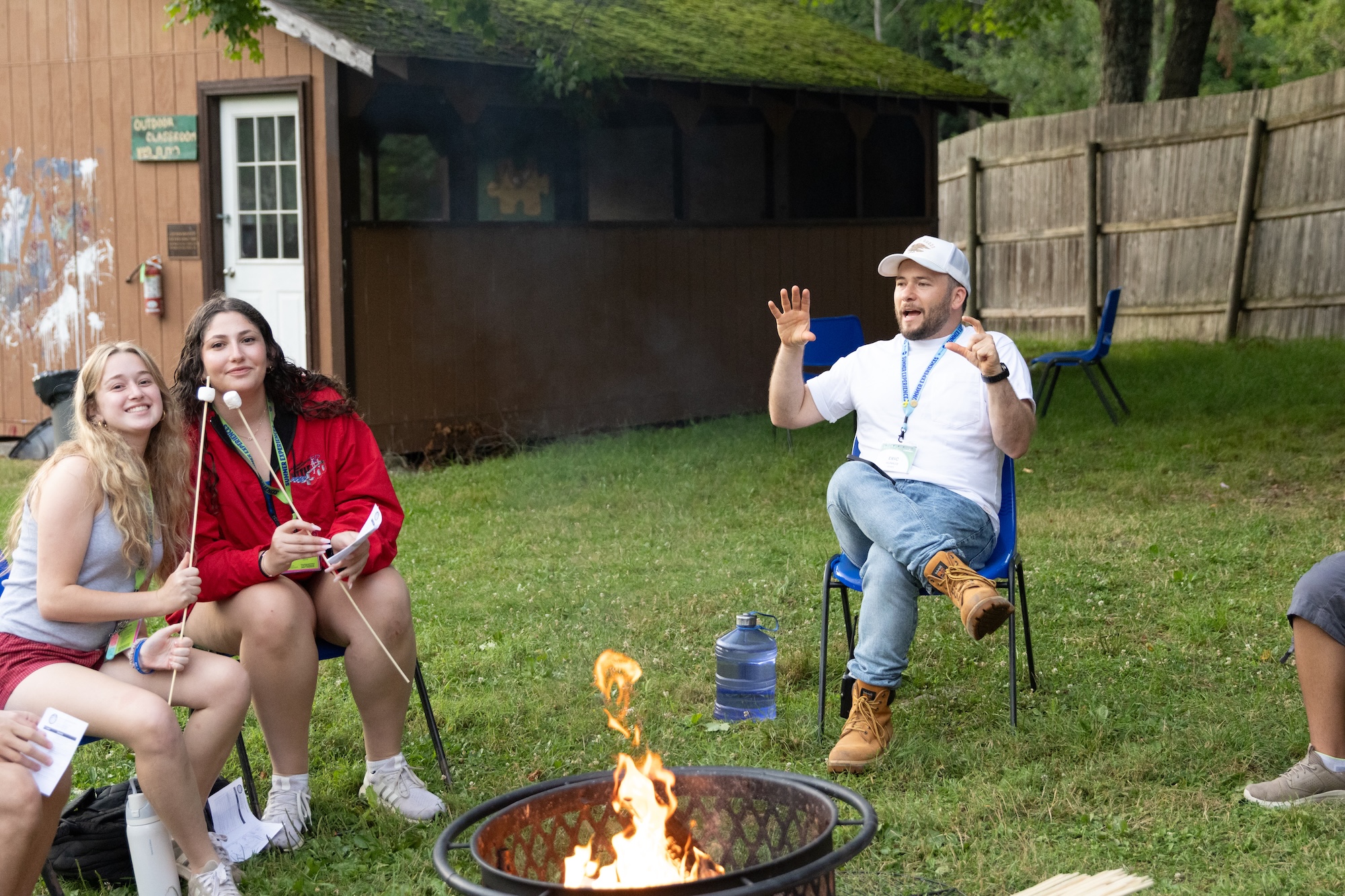 Un grupo de personas sonriendo al aire libre