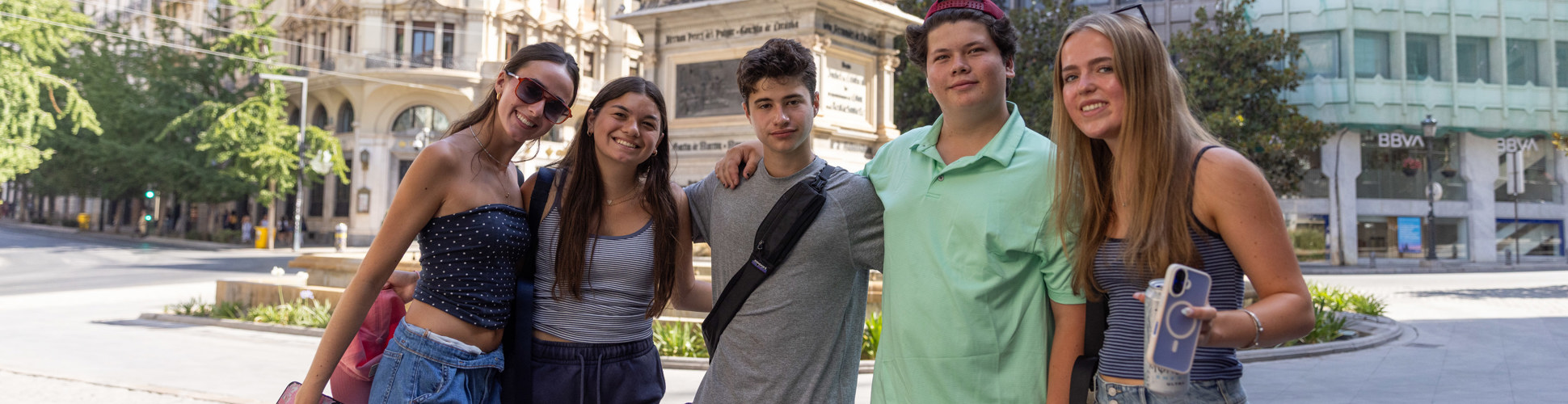 Un grupo de jóvenes de diferentes orígenes sonriendo en un evento comunitario
