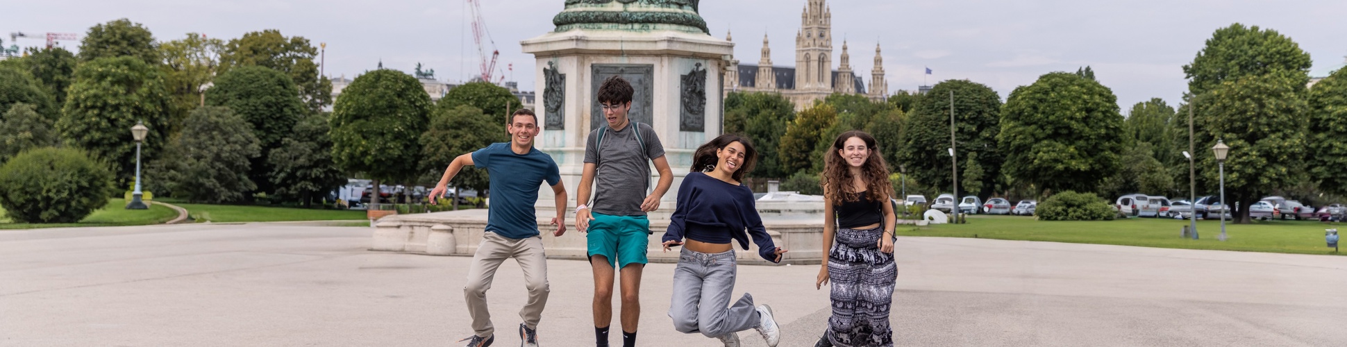 Un grupo de jóvenes de diferentes orígenes sonriendo en un evento comunitario