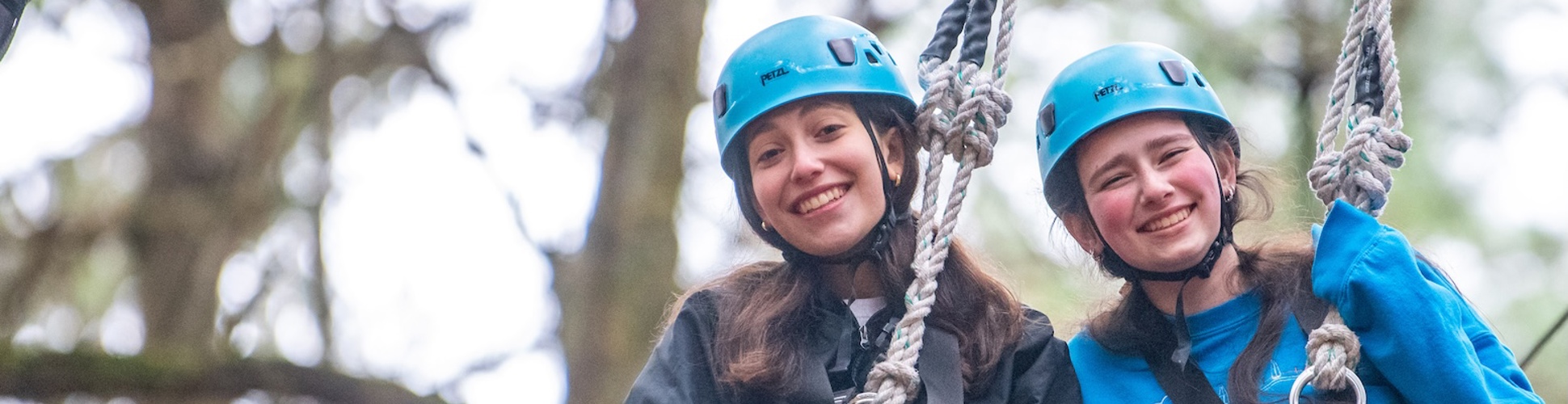 Un grupo de jóvenes de diferentes orígenes sonriendo en un evento comunitario