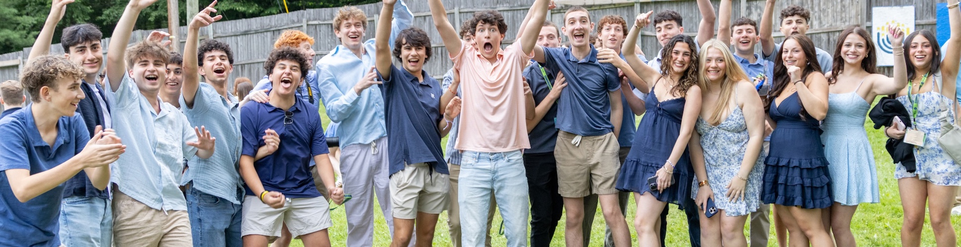 Un grupo de jóvenes de diferentes orígenes sonriendo en un evento comunitario