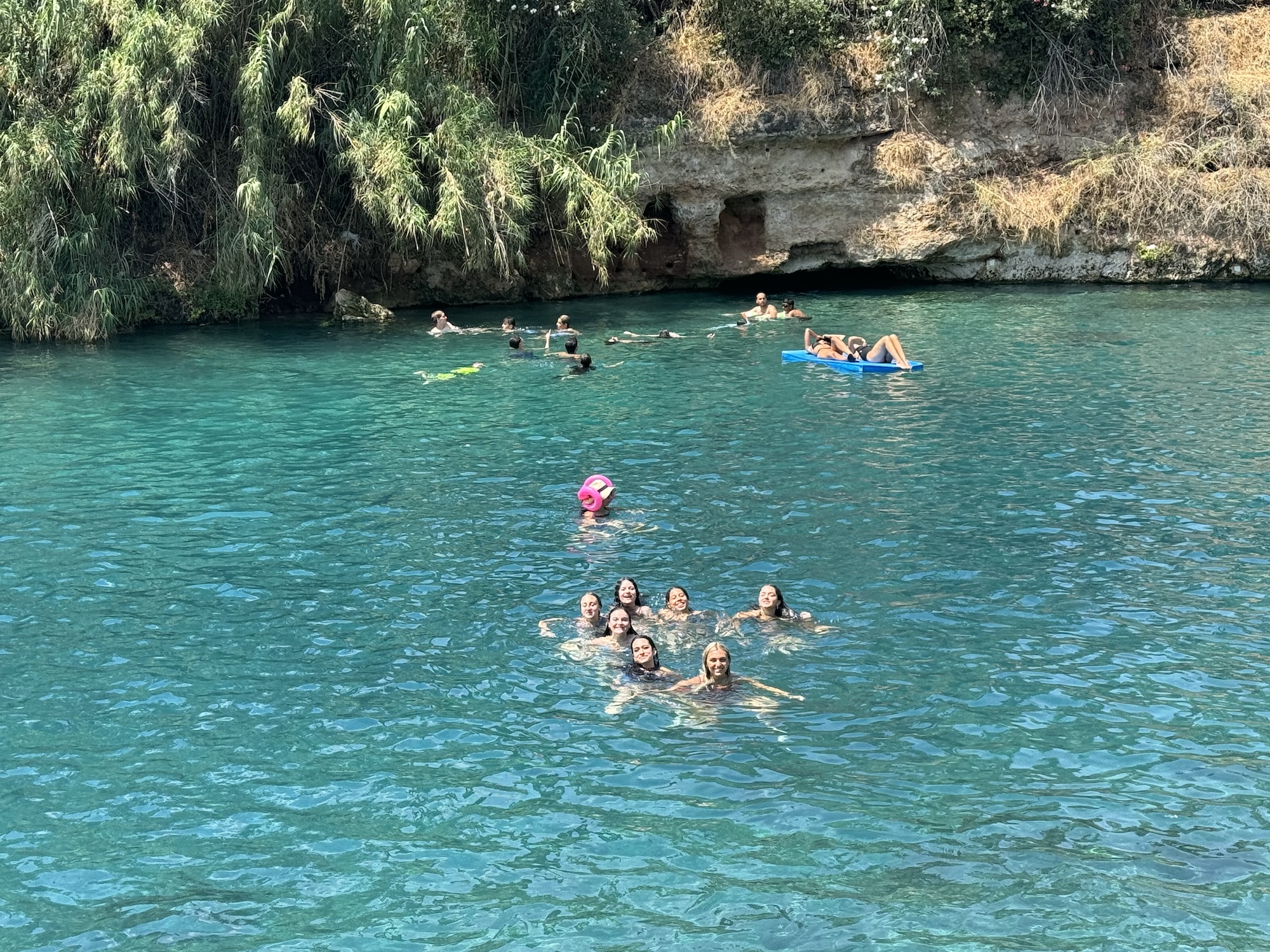 Un grupo de personas sonriendo al aire libre