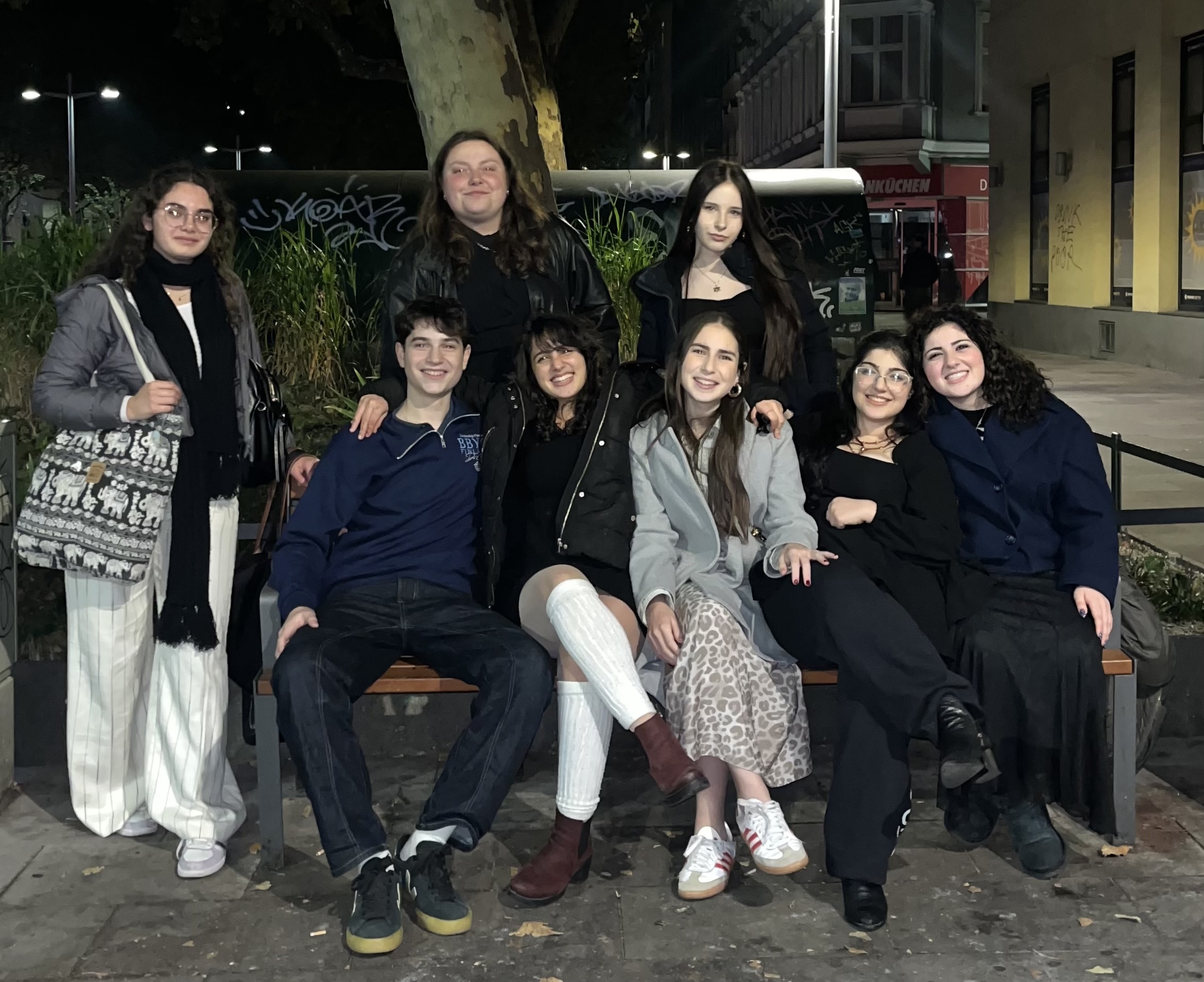 Un grupo de personas celebrando en el escenario