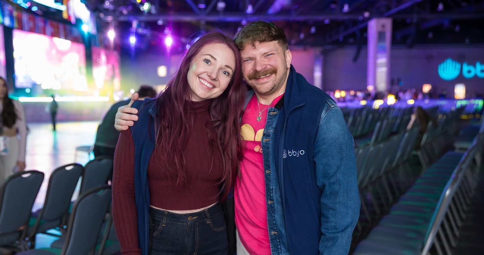 Un grupo de jóvenes de diferentes orígenes sonriendo en un evento comunitario