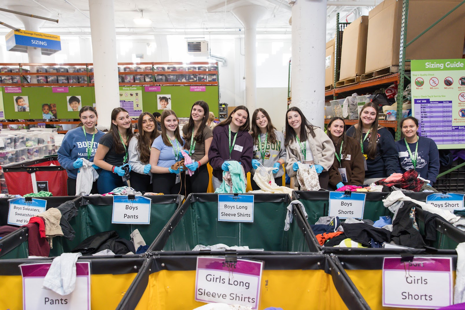 Un grupo de jóvenes de diferentes orígenes sonriendo en un evento comunitario